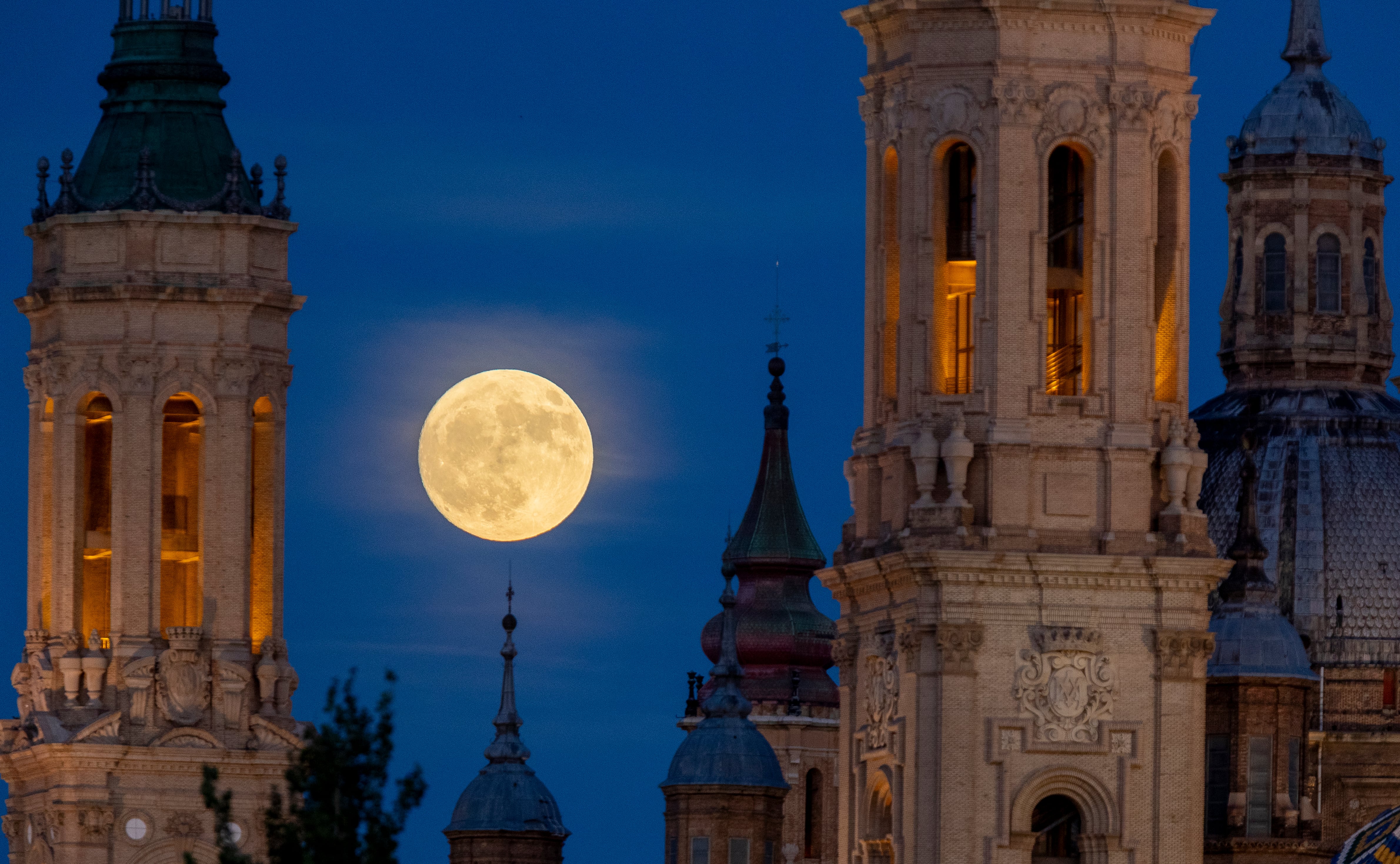 Imagen de la luna llena conocida como la &#039;Superluna del Ciervo&#039; vista este domingo desde Zaragoza.