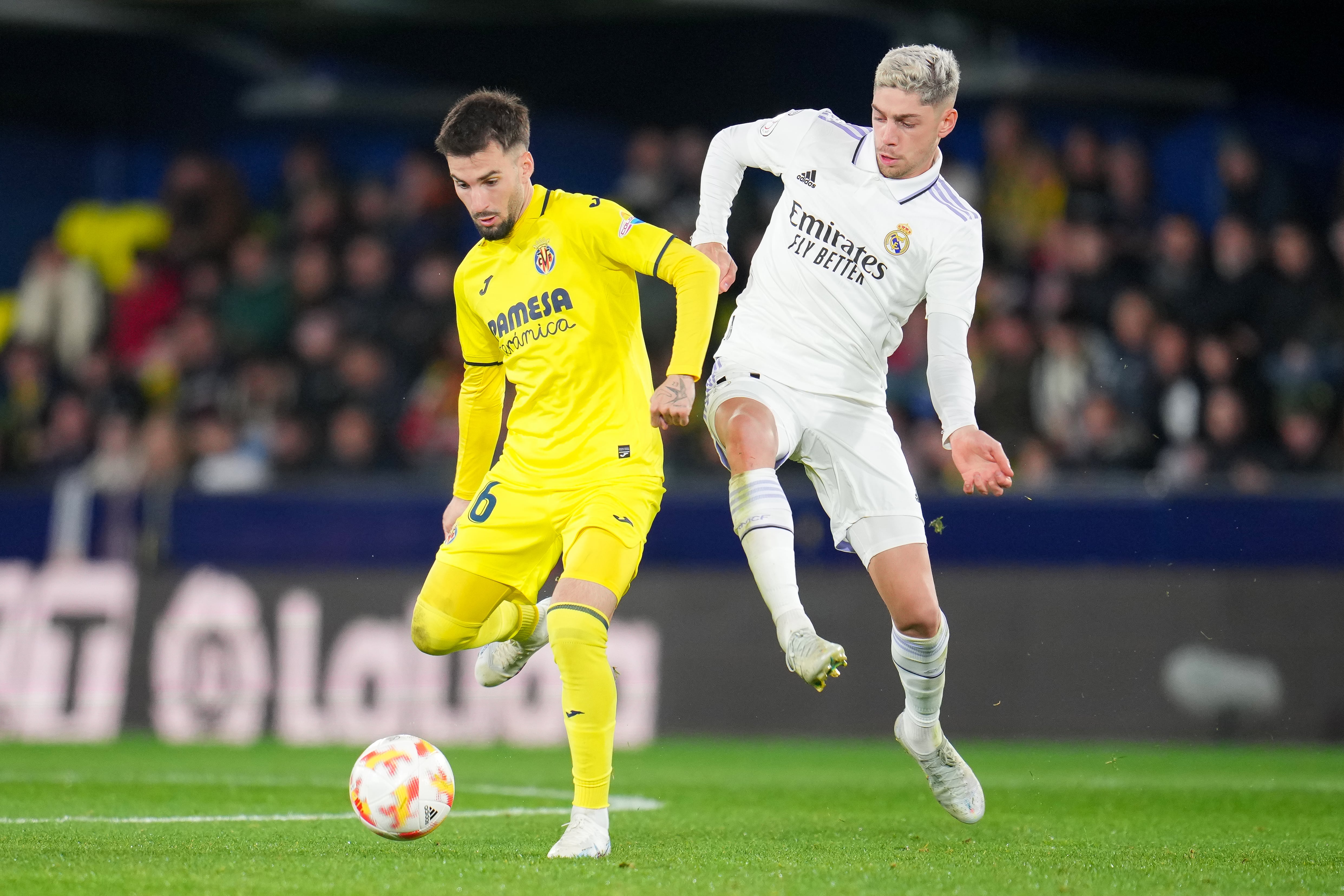 Fede Valverde y Álex Baena, durante un partido entre Real Madrid y Villarreal en el Bernabéu. (Aitor Alcalde Colomer/Getty Images)