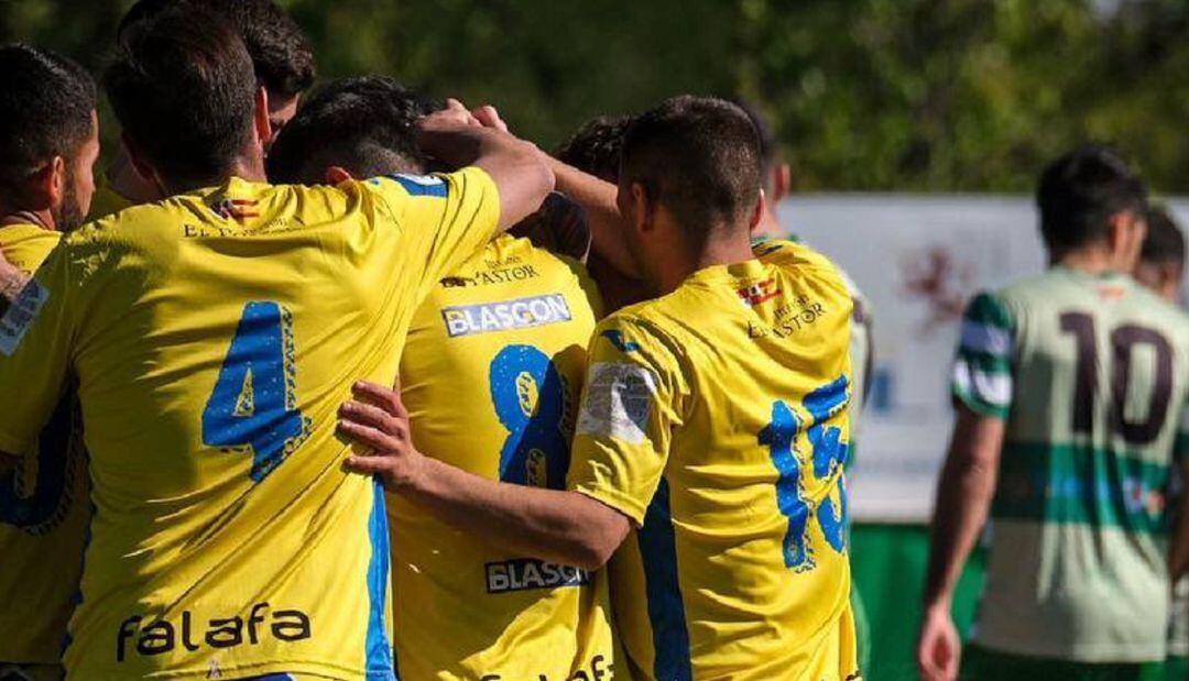 Los jugadores de la Arandina se abrazan tras uno de los tantos logrados ante la Virgen del Camino en el partido disputado en Los Dominicos.