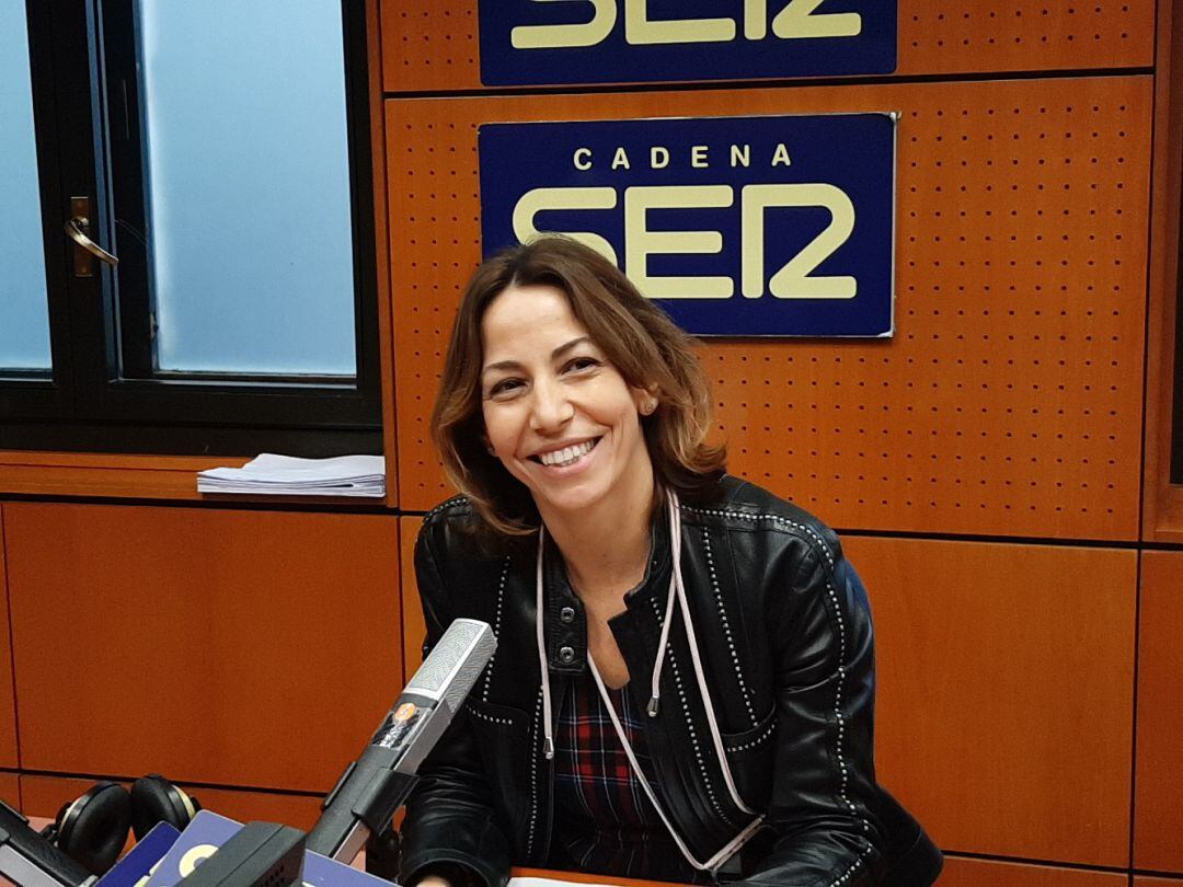 La concejala de Movilidad y Servicios Públicos, Natalia Chueca, en los estudios de Radio Zaragoza