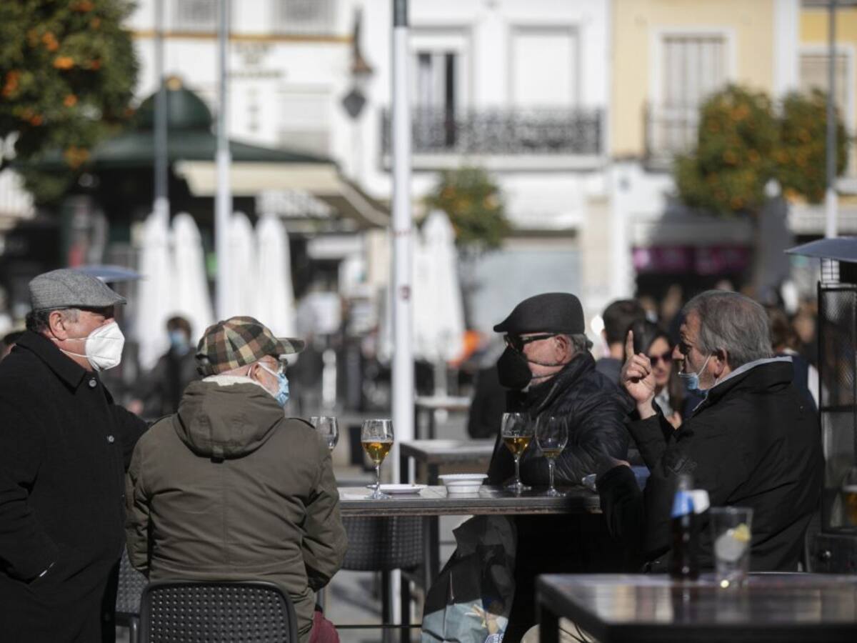 En Andalucía 384 municipios andaluces abrirán bares y comercios hasta las 21:30 al pasar a nivel 2
