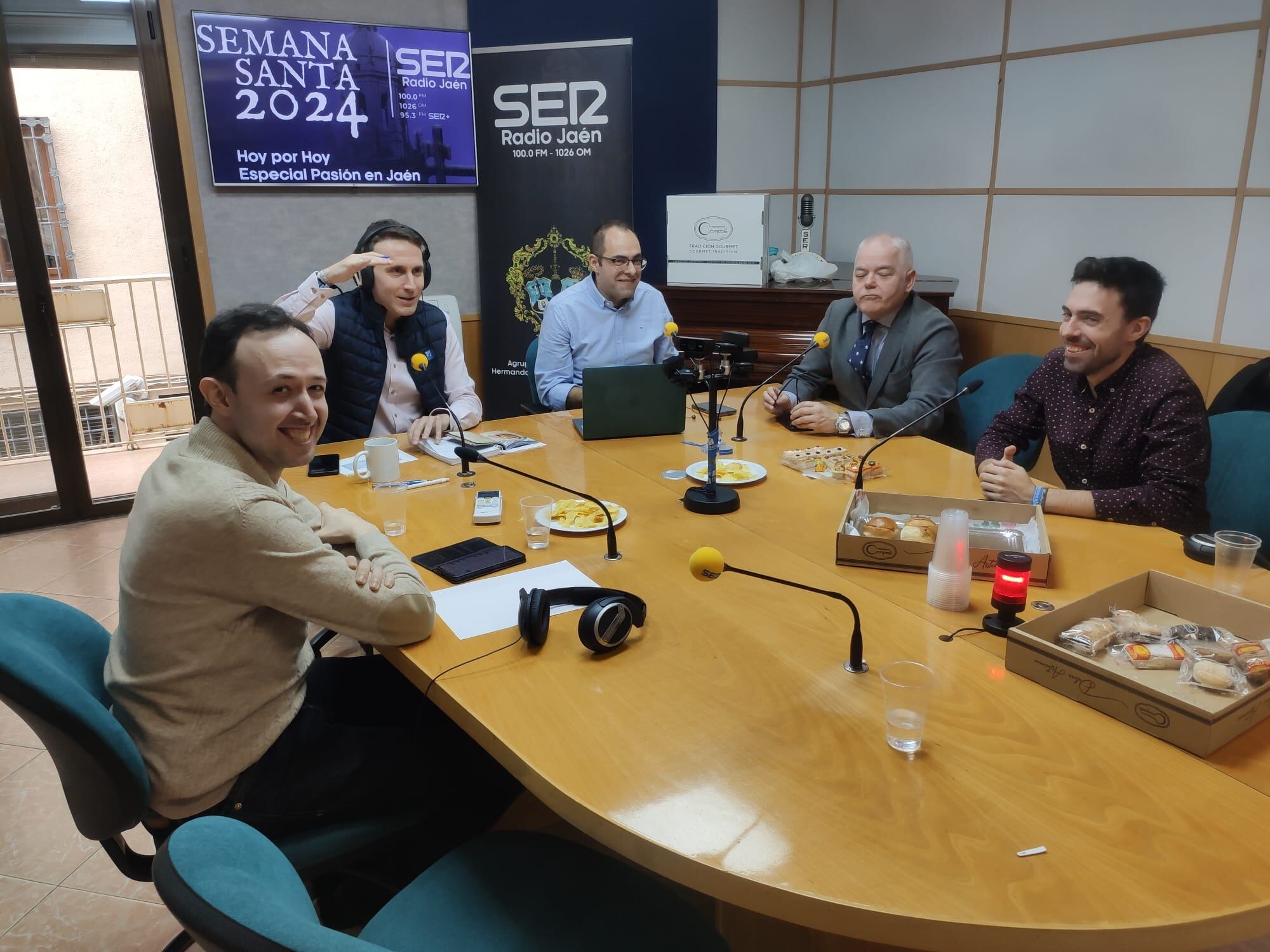 Los estudios de Radio Jaén Cadena SER durante la emisión de Hoy por Hoy &#039;Especial Pasión en Jaén&#039;