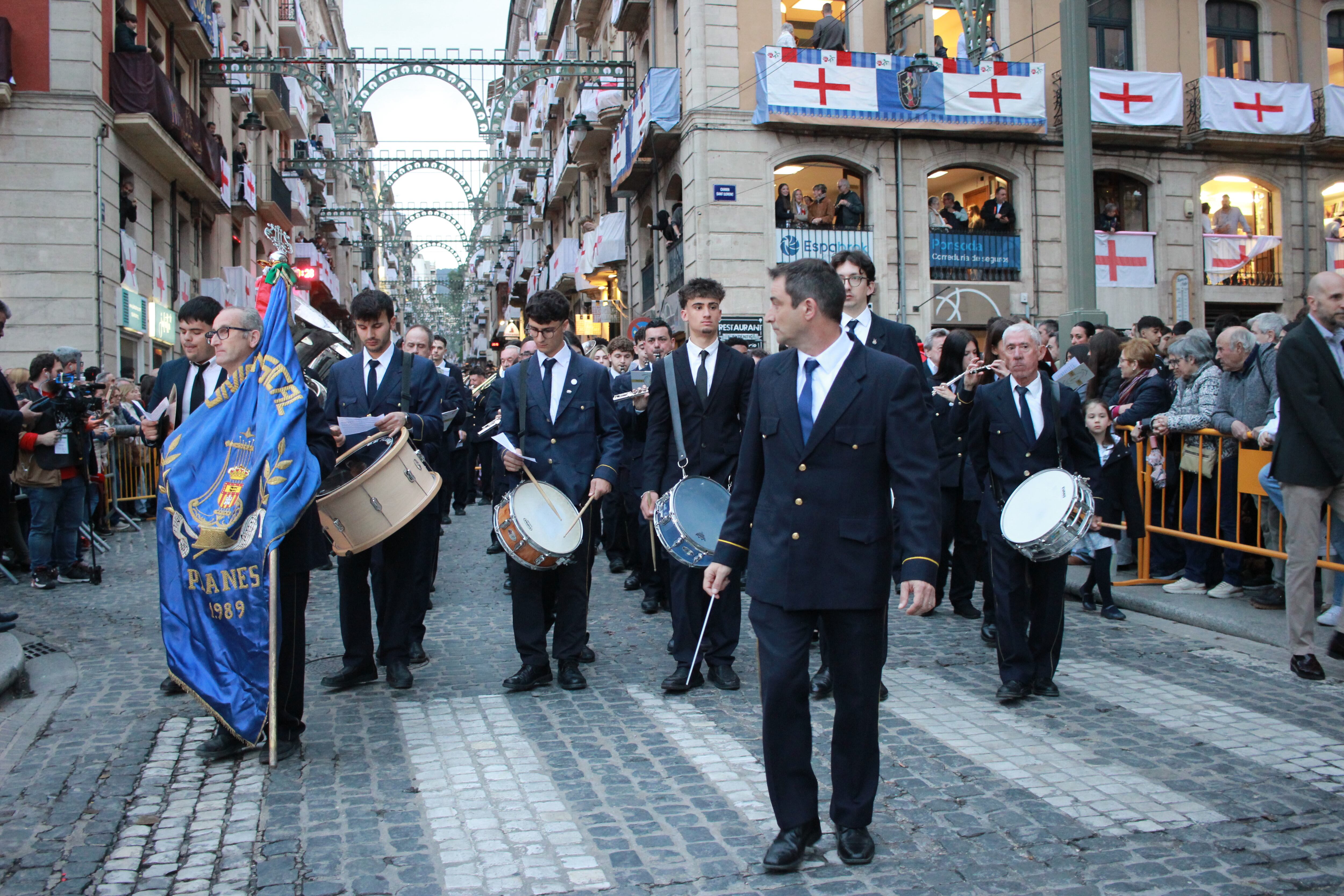 La Unió Musical de Planes entrando en la plaza de España.