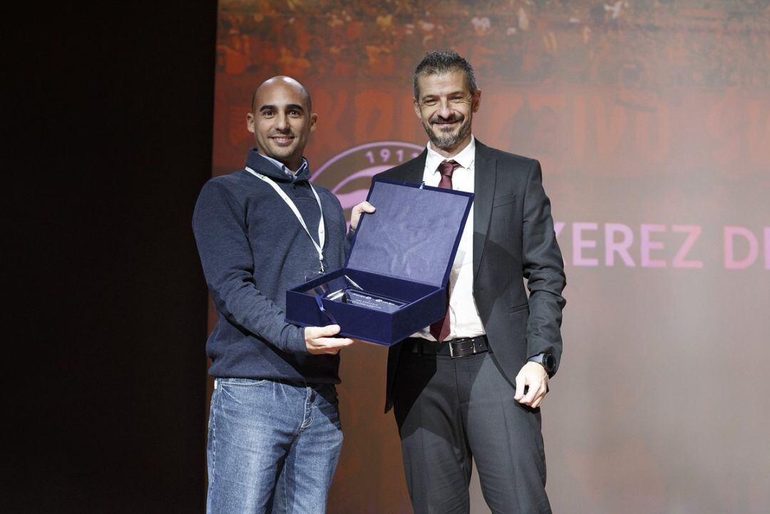 Juan Manuel Rubio, directivo del Xerez DFC recogiendo la placa