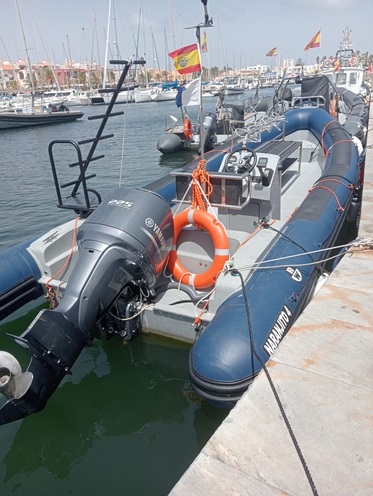 Imagen de una embarcación de un club de buceo de Cabo de Palos