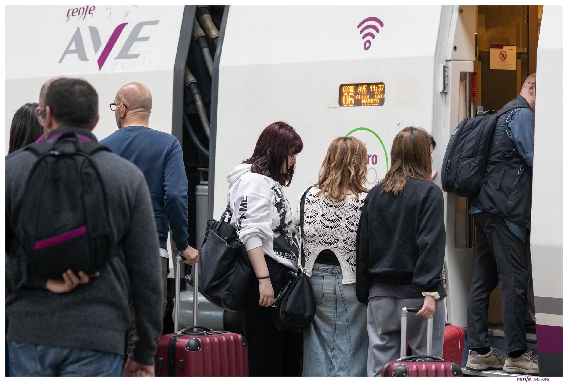 Viajeros en uno de los AVE de Renfe