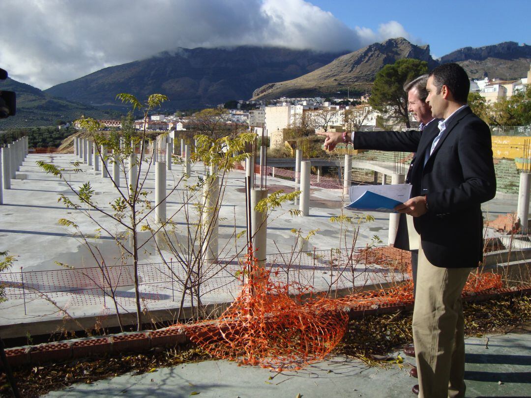 El portavoz del equipo de Gobierno del Ayuntamiento, Miguel Ángel García Anguita, y el concejal de EPASSA, Juan José Jódar, ambos del PP, visitaban en 2011 las obras del aparcamiento Alameda. 