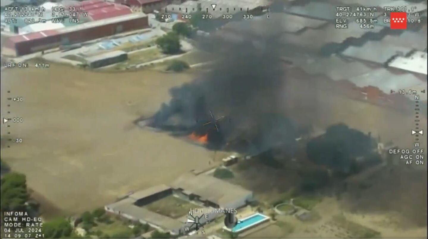 Los bomberos evitaron la propagación del fuego a un polígono industrial cercano