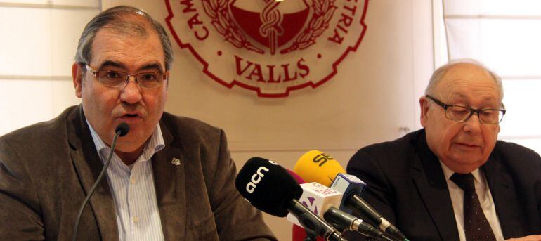 Agustí Segarra (URV) i Marcel·lí Morera (Cambra de Comerç de Valls), durant la presentació de l'informe econòmic a la Cambra de Valls.