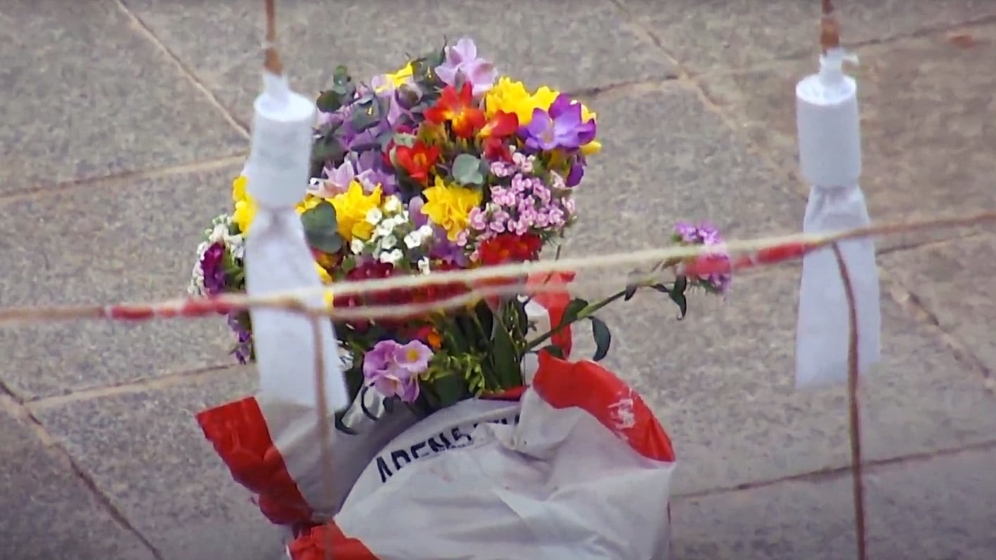 Ramo de flores de Reyes Martí en memoria de Pedro Luis Sirvent