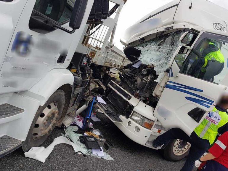 Imagen de los camiones implicados en el accidente de Martin Muñoz de las Posadas