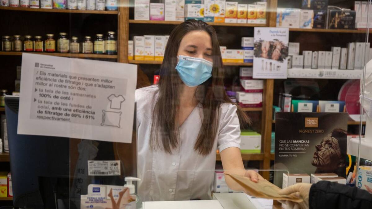 El colegio de Farmacéuticos vería positivo regular el precio de mascarillas, guantes y gel desinfectante
