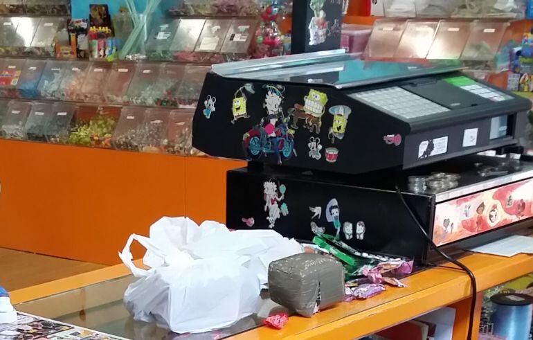 Caja registradora del quiosco de Villava junto con parte del material incautado.