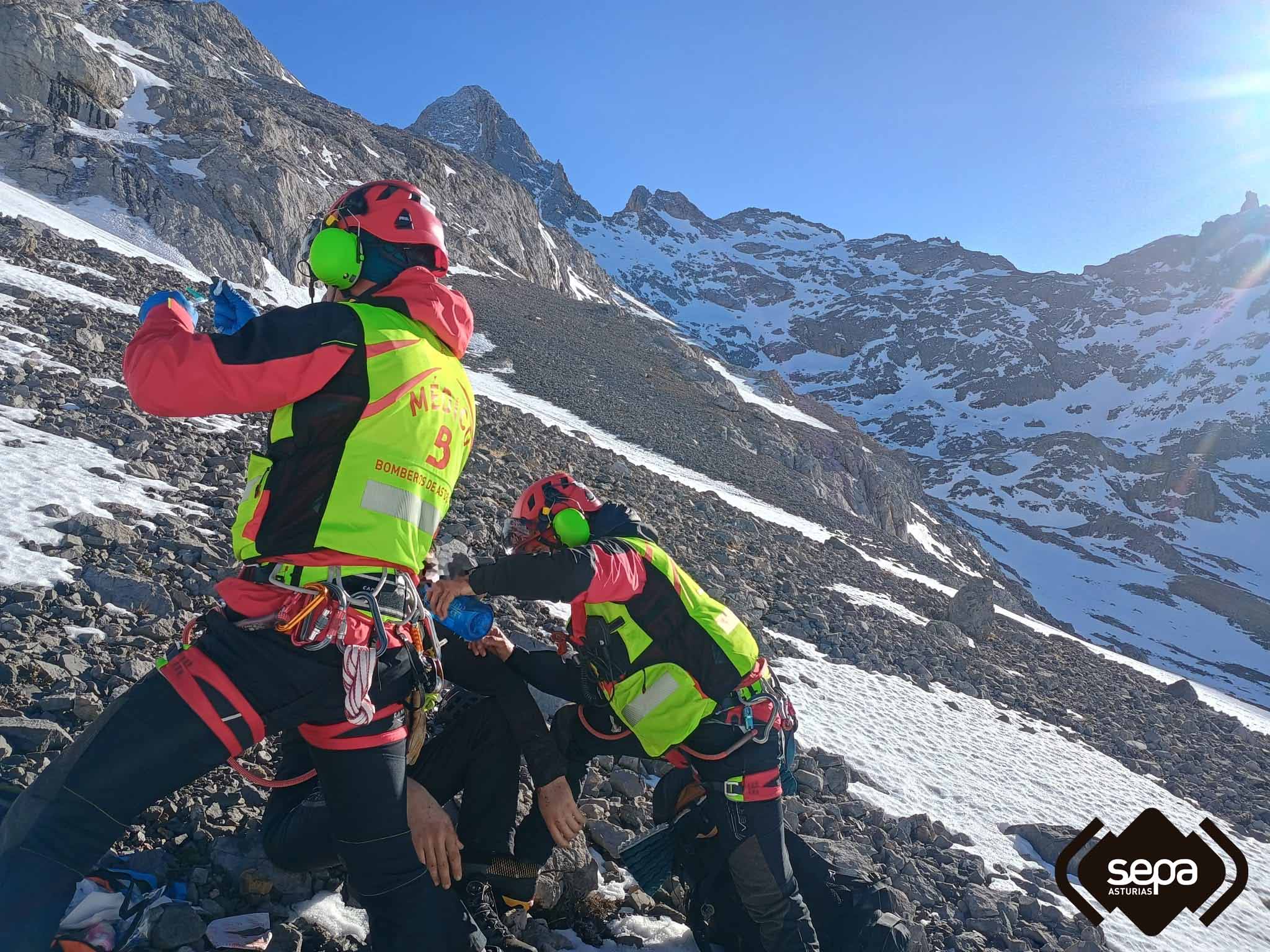 Un momento del rescate del montañero leonés en Picos de Europa