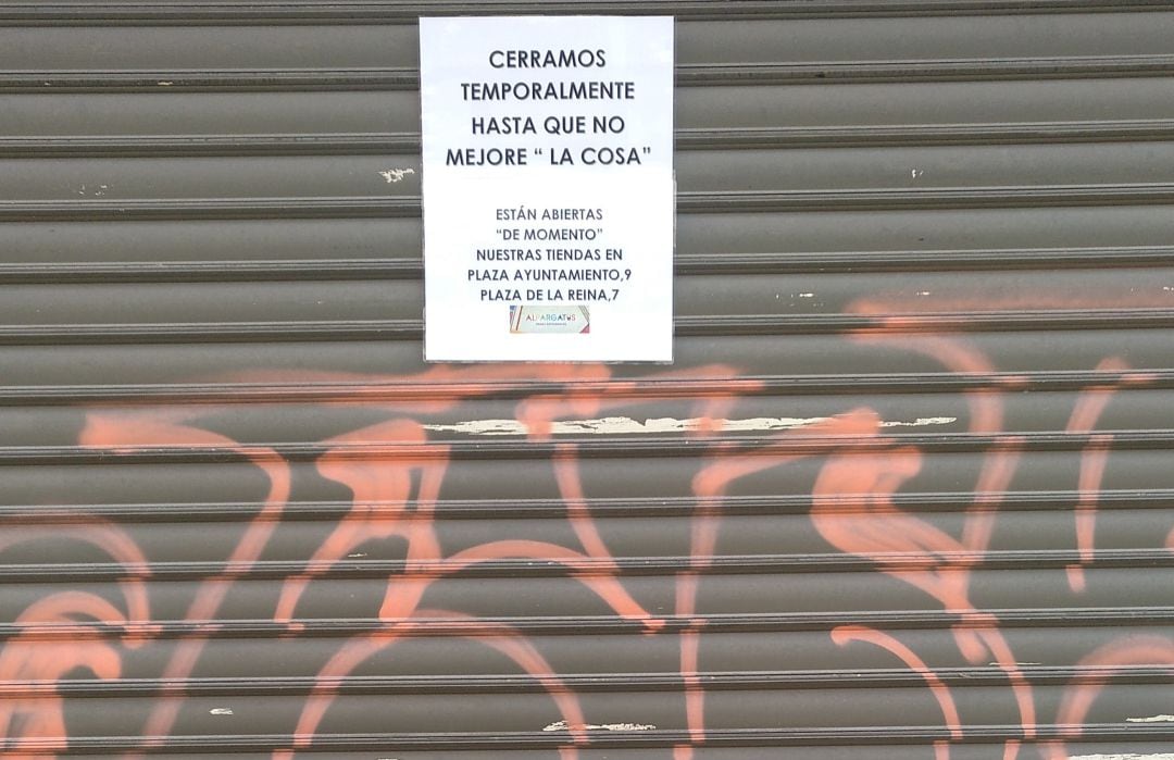 Un establecimiento del centro de València cerrado como consecuencia de las medidas restrictivas para frenar la covid