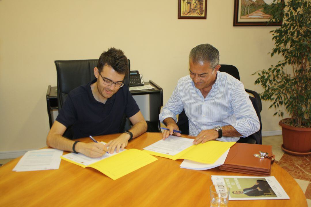 Novelda firma un convenio con la Cámara de Comercio para ofrecer cursos y talleres