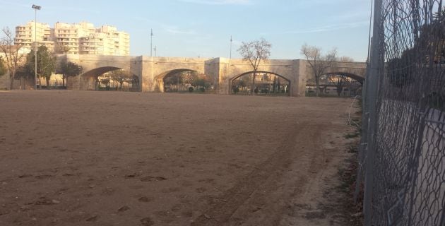 Detalle del antiguo campo de fútbol de Serranos y el puente histórico