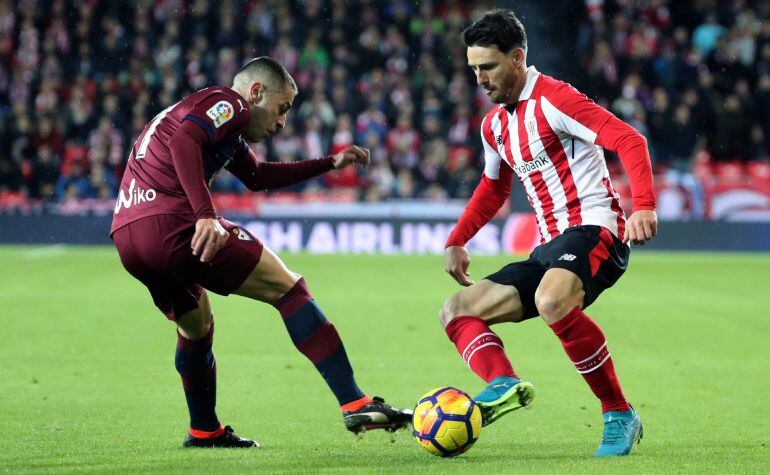 Ruben Peña disputa un balón con Aduriz en el derbi de San Mamés