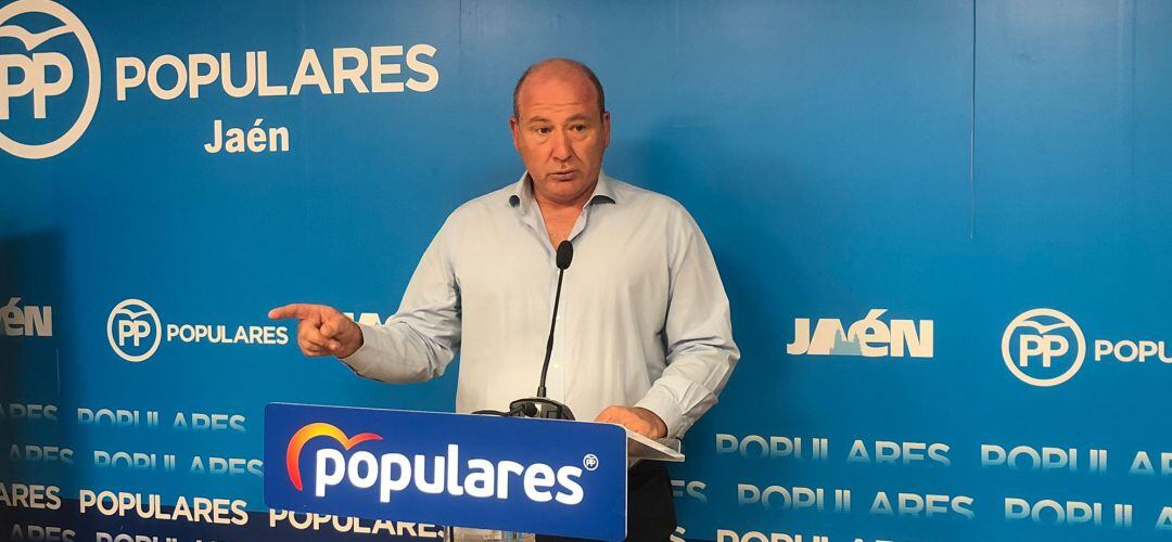 El senador del Partido Popular, Javier Márquez, comparece ante los medios en la sede del PP de Jaén.