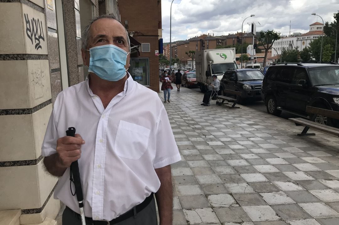 Alberto Mantecón en su paseo por la calle Hermanos Becerril de Cuenca.