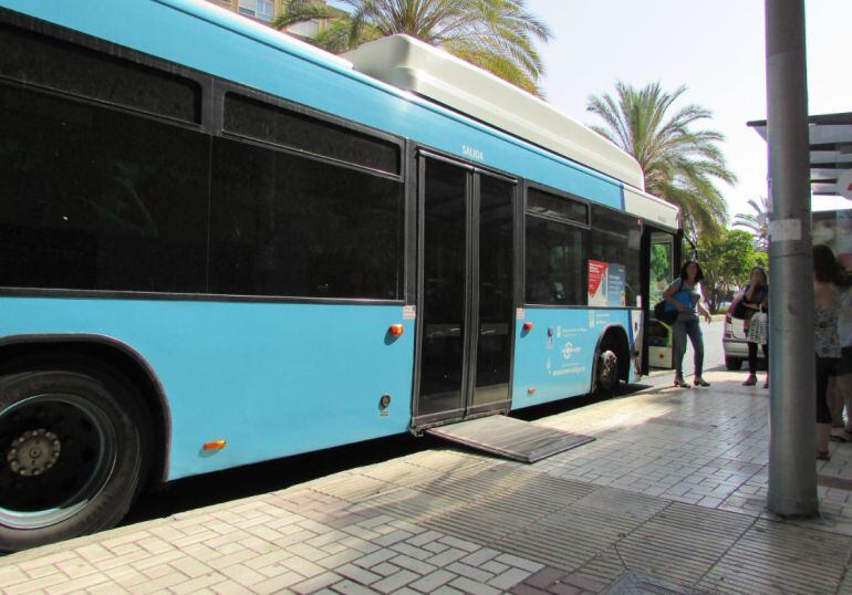 La rampa de uno de los autobuses de la EMT de Málaga