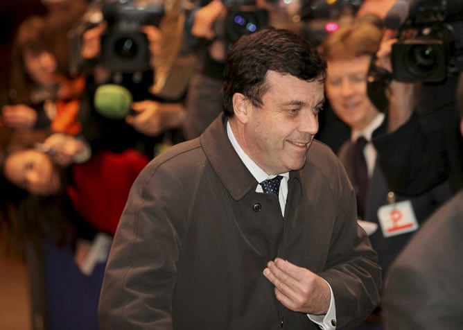 El ministro irlandés de Economía, Brian Lenihan, llega a la reunión del Ecofin en Bruselas, Bélgica. (EFE/Olivier Hoslet)