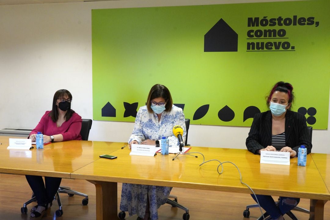 Presentación del programa de residencias para Móstoles. De izda a derecha, Marisa Ruiz, concejala de Presidencia y Desarrollo Urbano; Noelia Posse, alcaldesa de Móstoles y Mónica Monterreal, portavoz de Podemos Móstoles