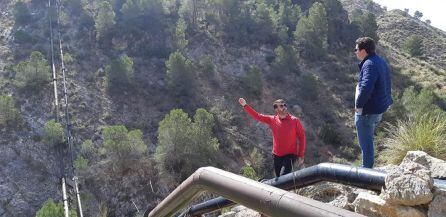 La impresionante conducción de agua potable y para riego atravesand el barranco de La Canal