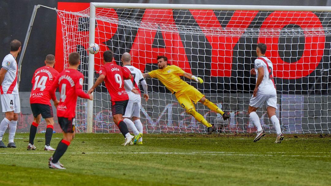 Lanzamiento de Salva Sevilla que se convierte en el tercer gol del RCD Mallorca.