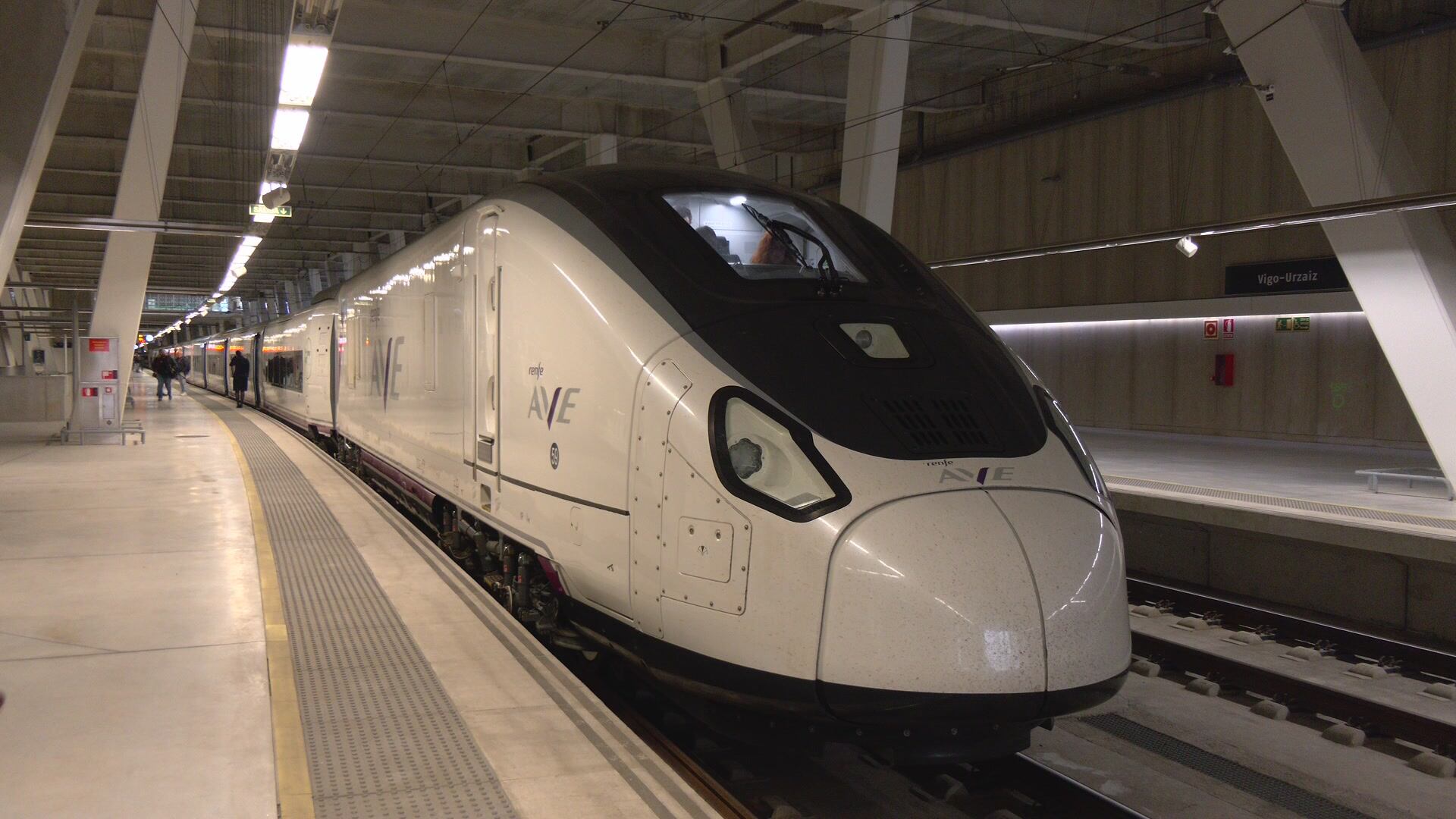 Salida del primer AVE Vigo - Madrid