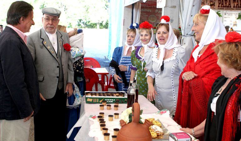 El alcalde de Alcobendas visita una de las casetas de San Isidro