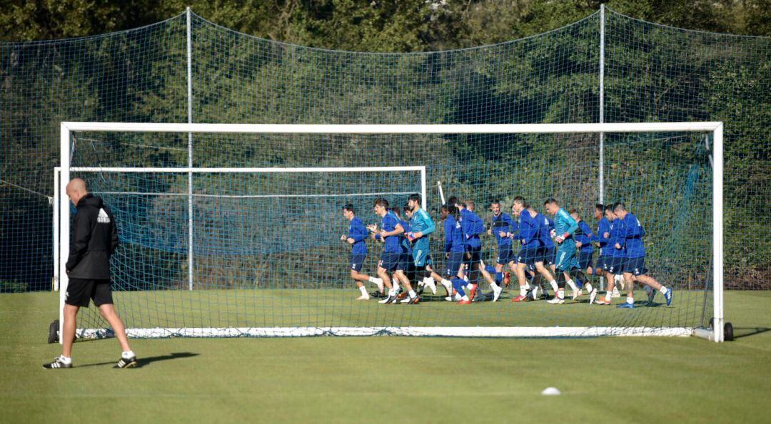 Los jugadores del Real Oviedo durante el entrenamiento matinal en El Requexón.