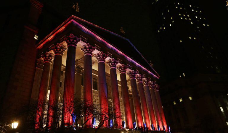 Vista general del edificio Corte Suprema de Estado iluminado para la fiesta Vanity Fair, durante el festival de cine de Tribeca, en Nueva York.