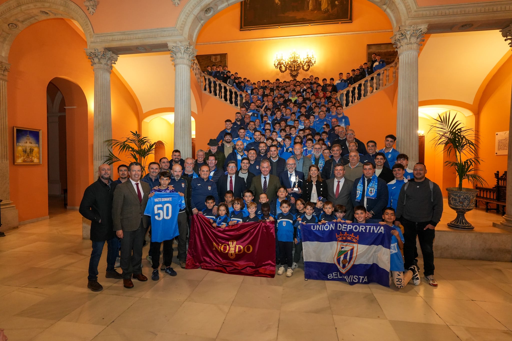 La nutrida representación de la UD Bellavista posa en al escalinata del Ayuntamiento