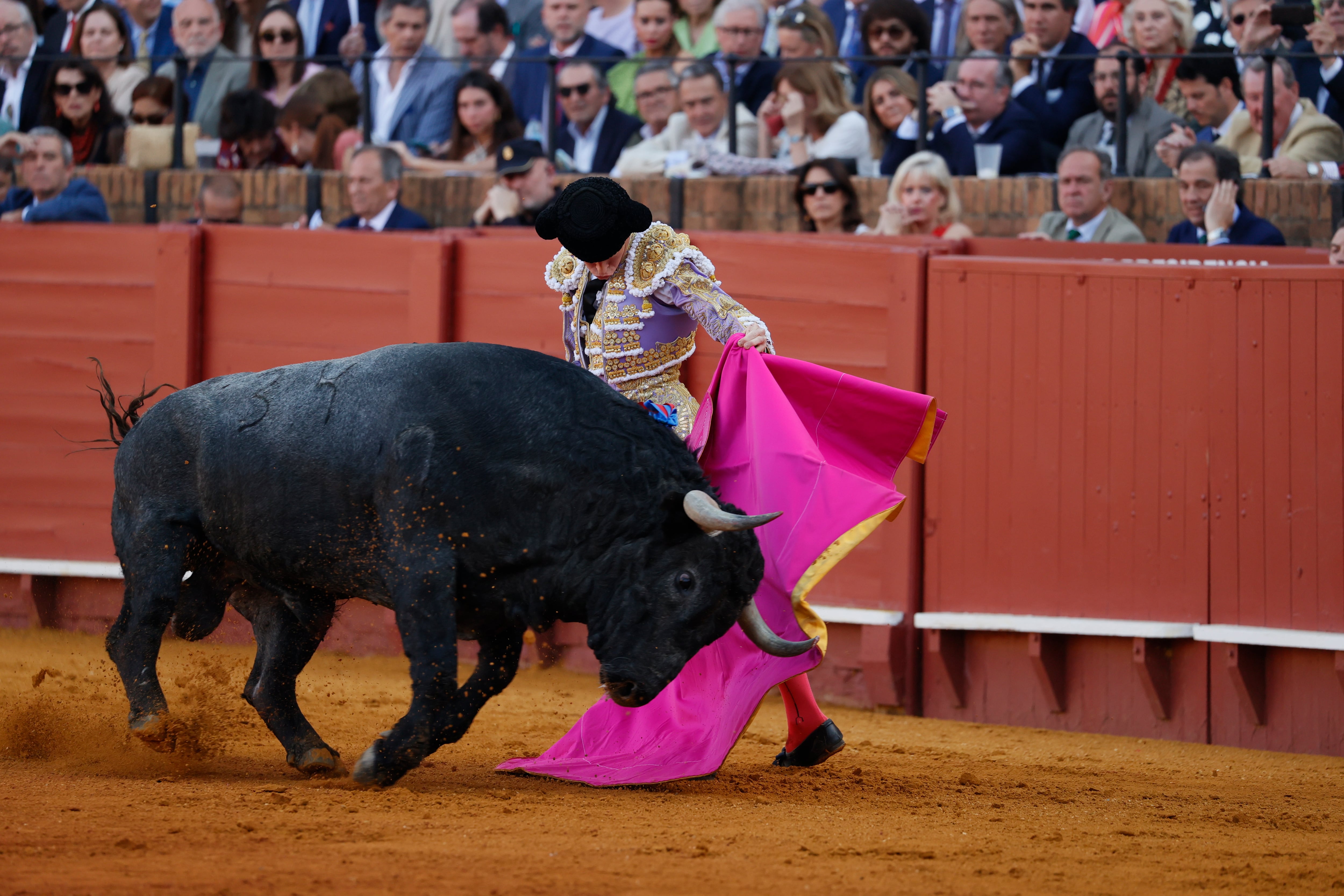 SEVILLA, 13/04/2024.- El diestro Borja Jiménez en su faena al primero de su lote durante la corrida celebrada hoy sábado en la plaza de toros La Maestranza de Sevilla. EFE / José Manuel Vidal.
