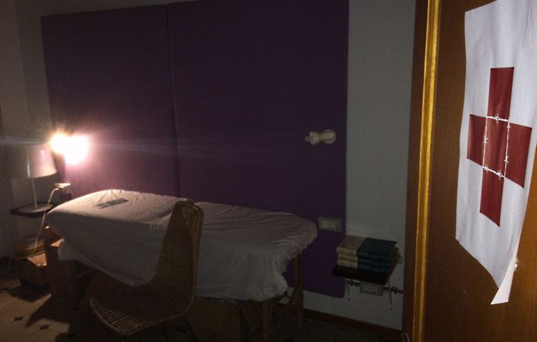 Aspecto de un dispensario improvisado para atender inmigrantes en un piso del Raval de Barcelona