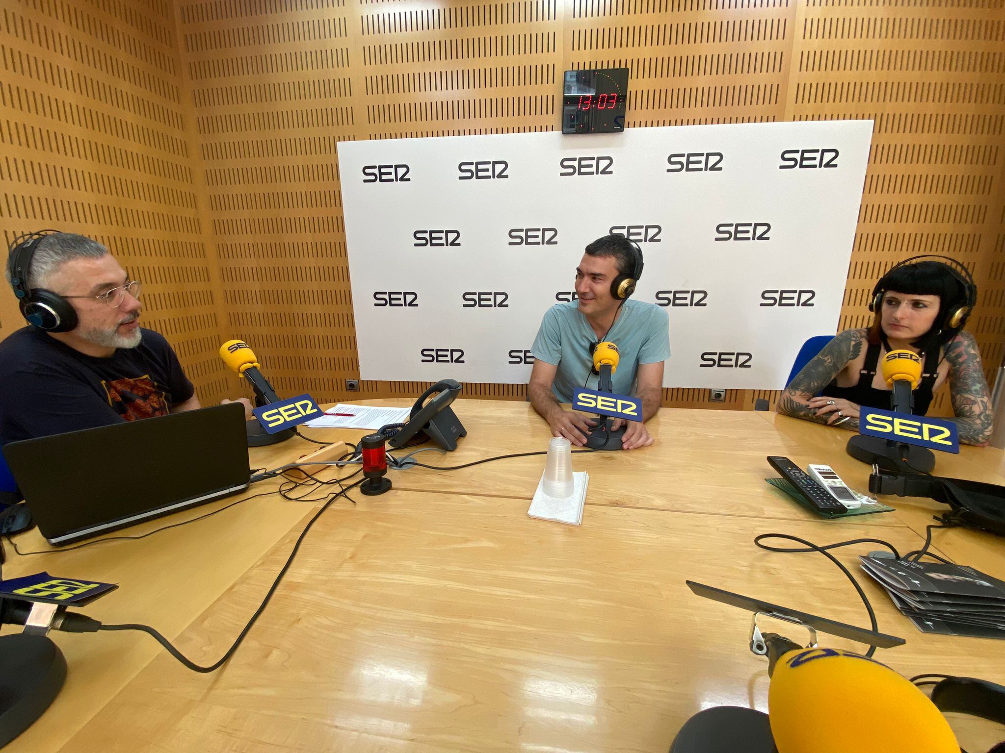 Imagen de un momento de la entrevista mantenida en el programa Hoy por hoy Murcia con Lorenzo Tomás, presidente del distrito Murcia-Ese, y Tanya Vondee, CEO de LaHiperactiva Estudio, con motivo de los actos programados sobre el Orgullo 2023