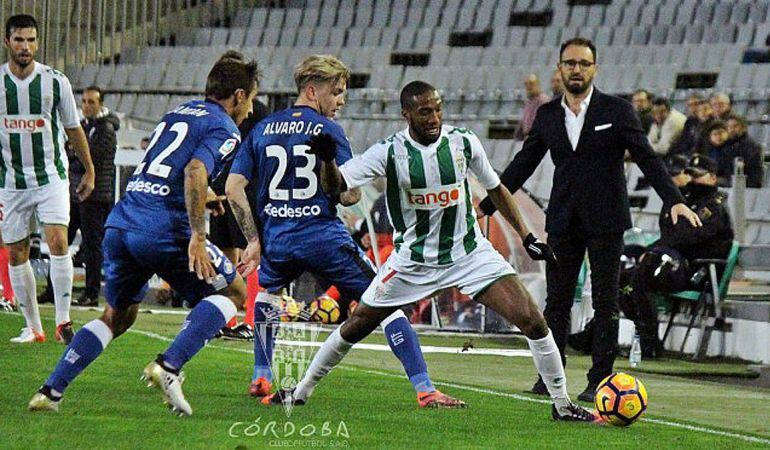 Bordalás atiende desde la banda a un lance del partido ante los andaluces