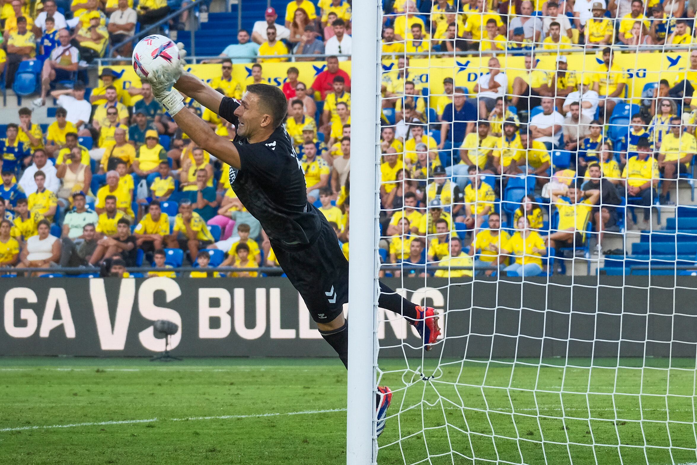 LAS PALMAS DE GRAN CANARIA, 05/10/2024.- El portero del CeltaVicente Guaita (i) durante el encuentro de la jornada 9 de LaLiga que UD Las Palmas y Celta de Vigo disputan este sábado en el estadio de Gran Canaria. EFE/Angel Medina G.
