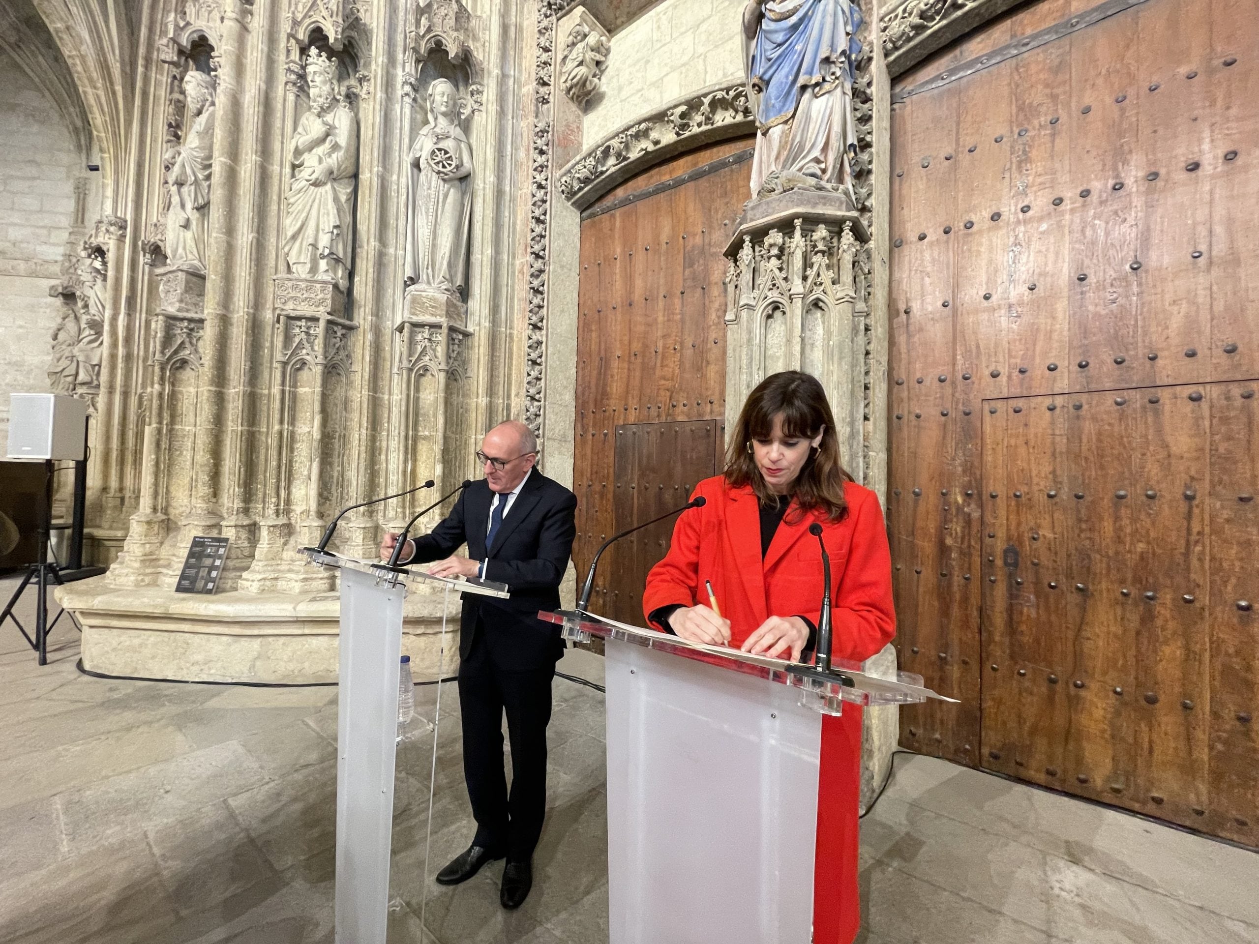 La alcaldesa de Vitoria, Maider Etxebarria, y el diputado general, Ramiro González, han firmado el acuerdo de colaboración para la puesta en marcha de la Vitoria-Gasteiz Araba Film Comission.