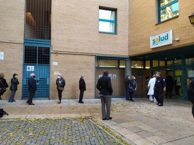 Fila para la vacunación de la gripe en el Centro de Salud Rebolería de Zaragoza