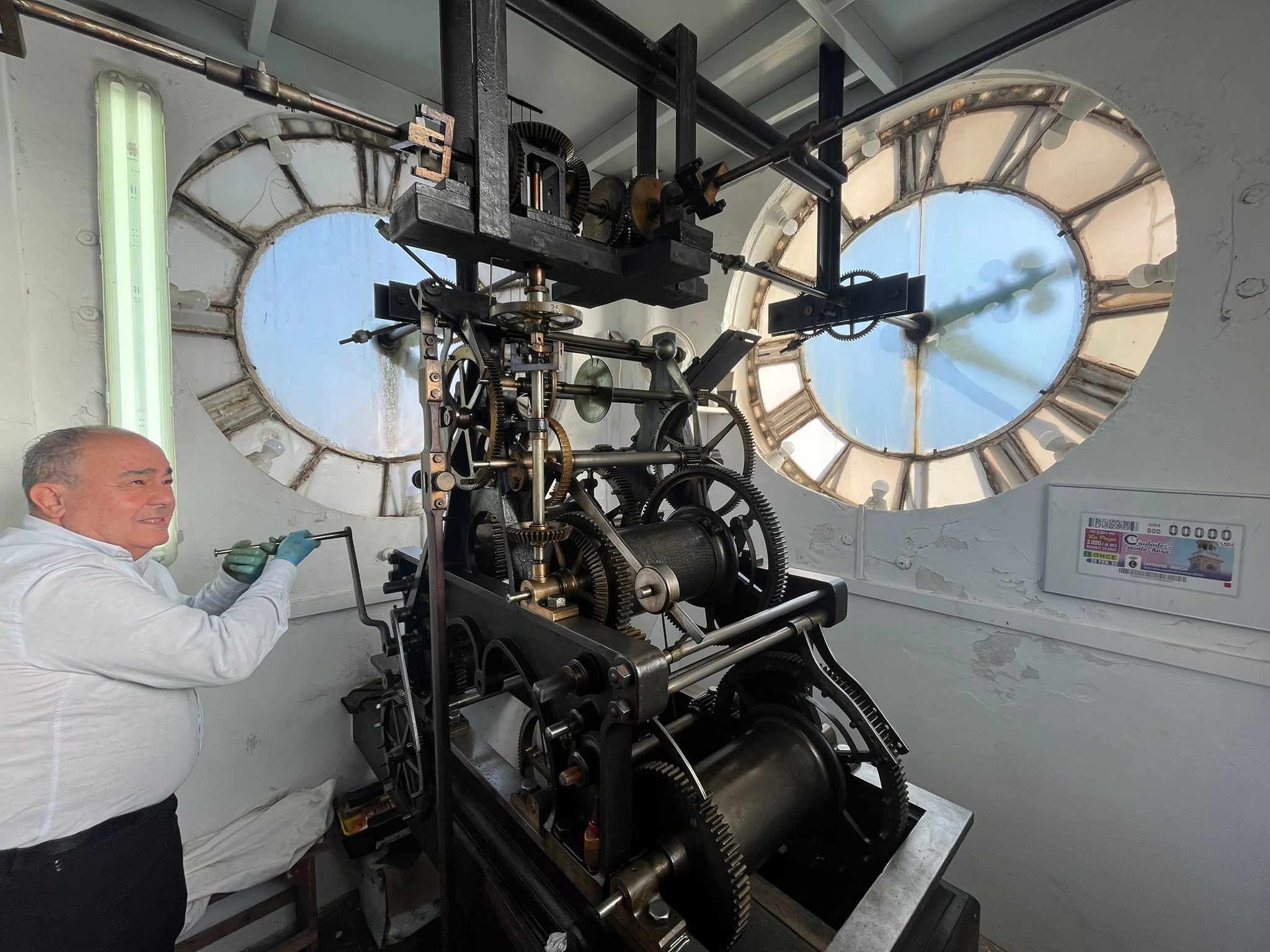 El reloj del Arsenal de Cartagena, un mecanismo del siglo XIX que sigue latiendo a mano