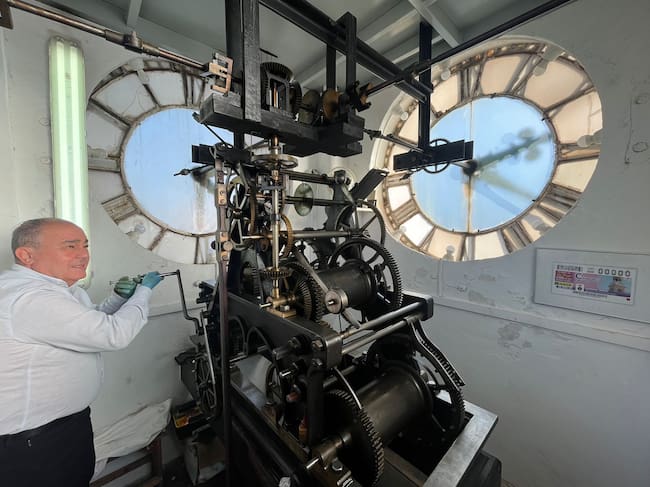 El reloj del Arsenal de Cartagena, un mecanismo del siglo XIX que sigue latiendo a mano