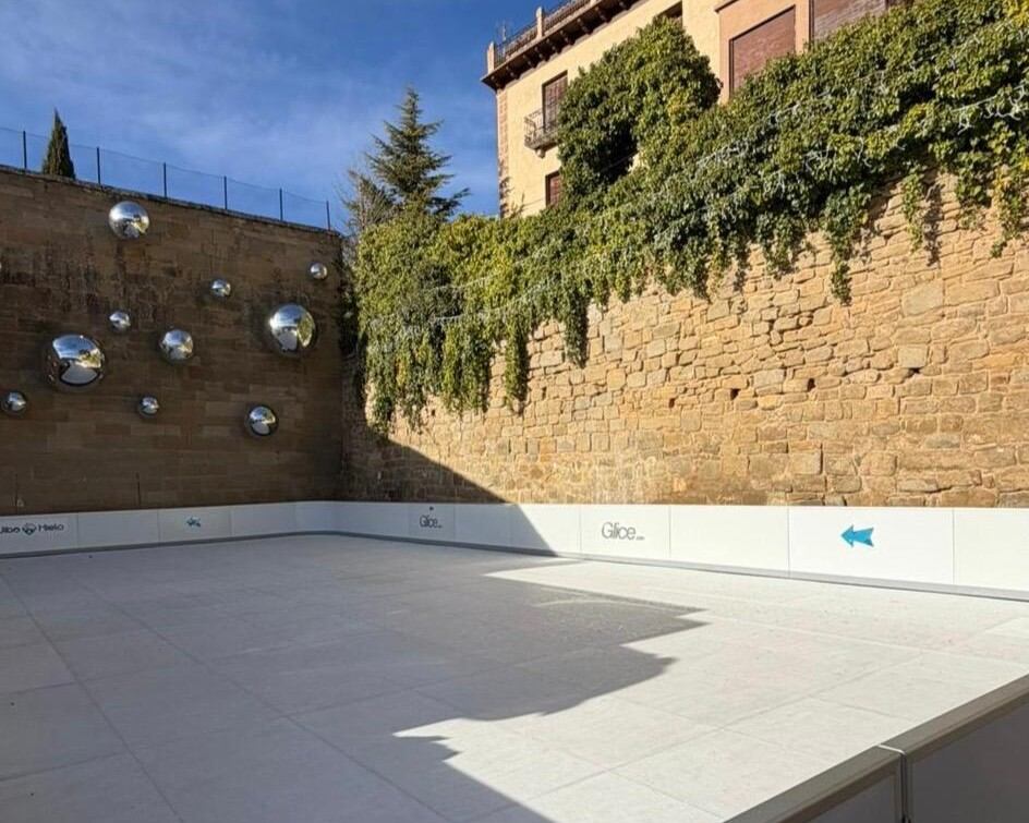 Montaje de la pista de hielo en Sos del Rey Católico