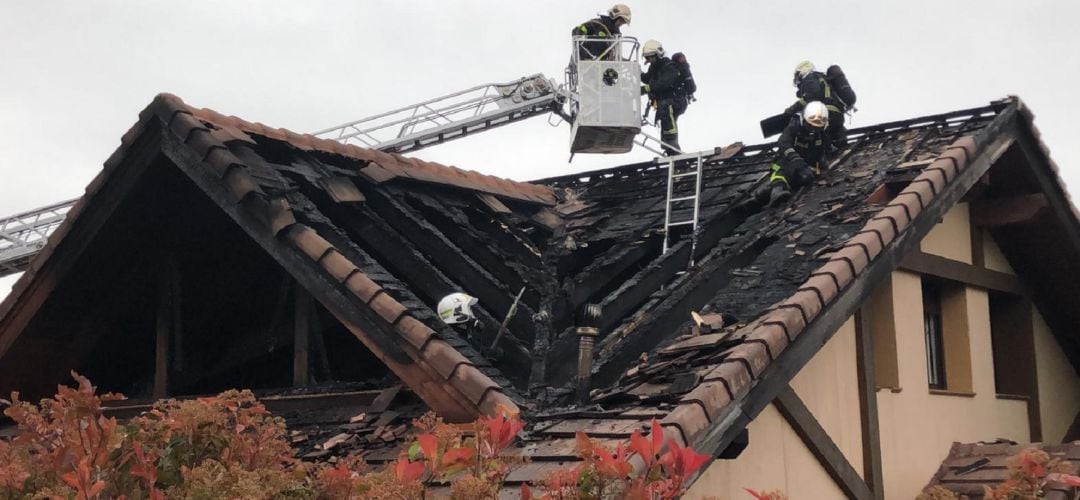 Techo de la vivienda afectada por el fuego