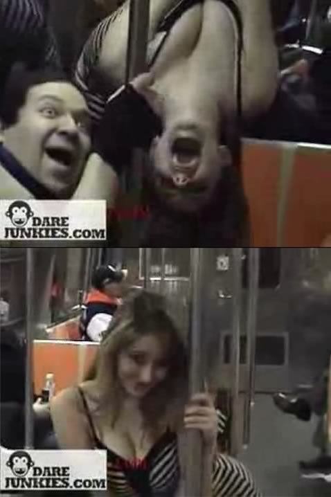 Una de las chicas realiza su baile erótico ante el regocijo de uno de los pasajeros.