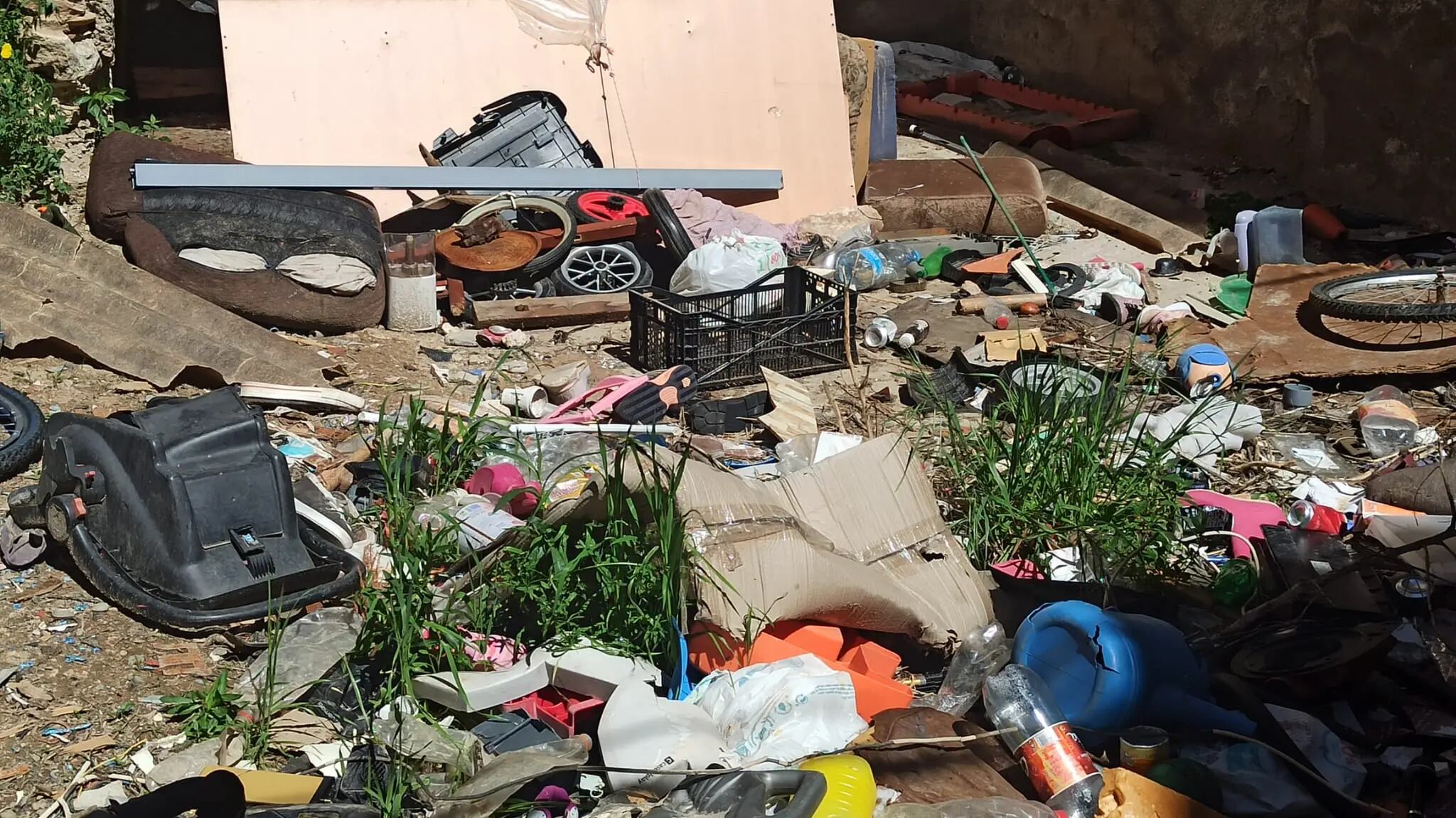 Vertidos en un solar del Barrio de San Hipólito. Foto: Acción Vecinal San Hipólito