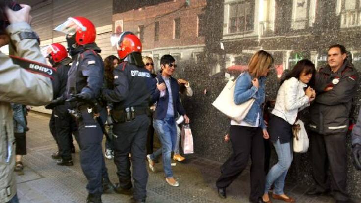 “Casas y Policías”