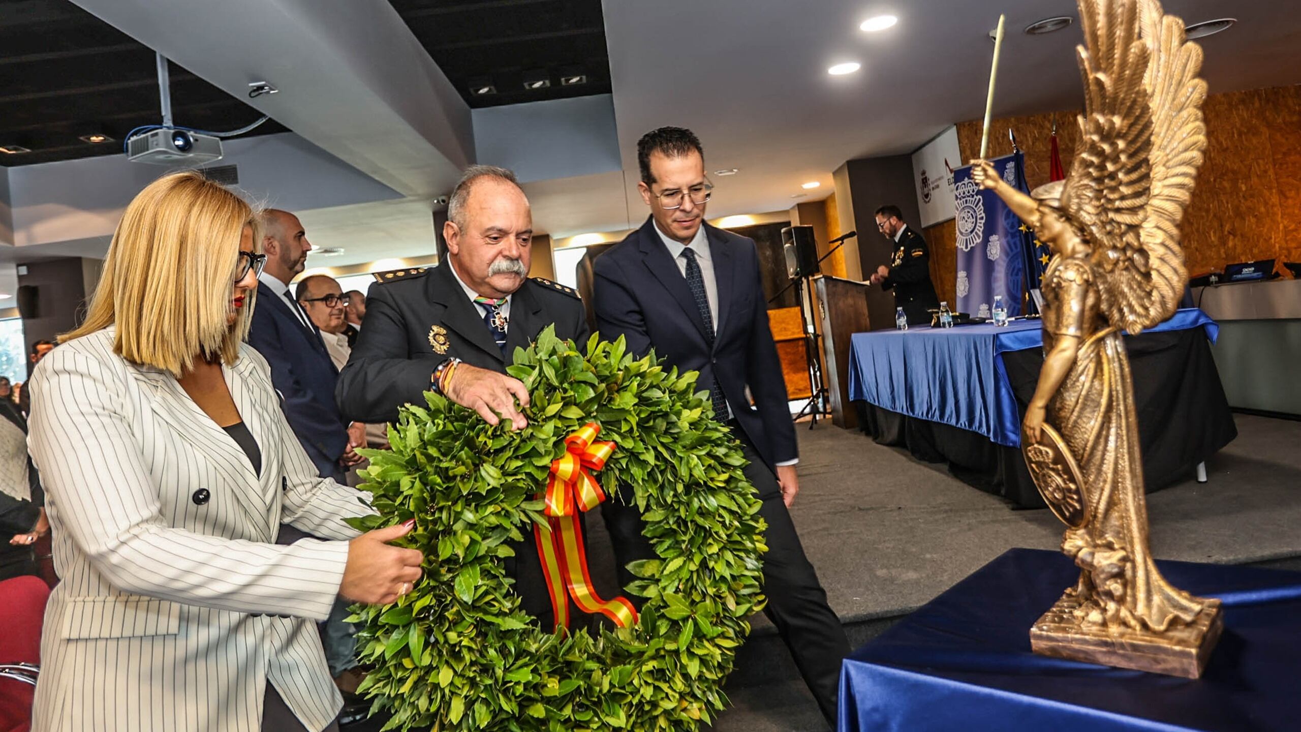 Irene Navarro, alcaldesa de Petrer; Manuel Nieto, comisario jefe de la Policía Nacional Elda - Petrer, y Rubén Alfaro, alcalde de Elda, durante este acto institucional