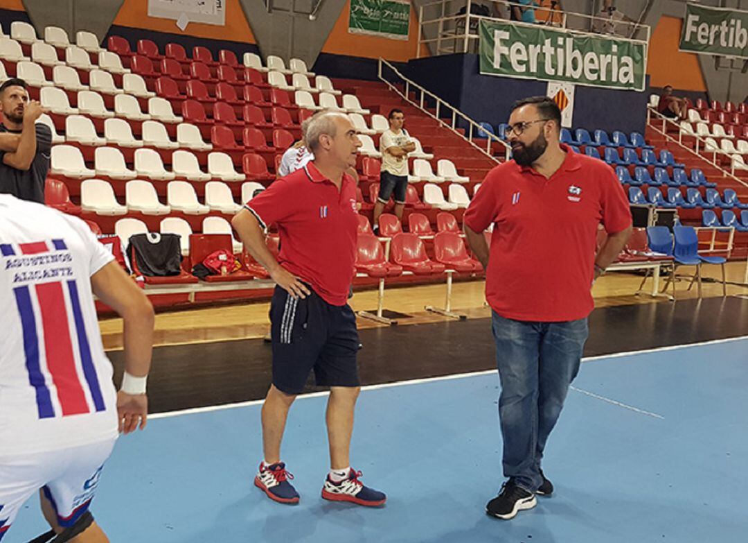 Juan Antonio Martínez (centro) durante su reciente etapa como entrenador de Agustinos.